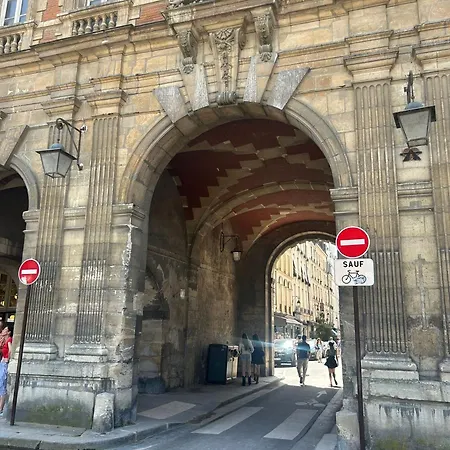 Charming Marais Place Des Vosges Parijs