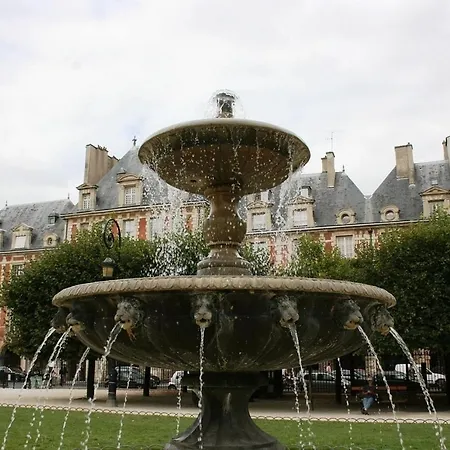 Charming Marais Place Des Vosges Appartement Parijs